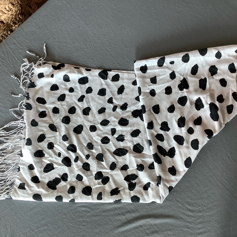 Black & White Spotted Fringe Scarf